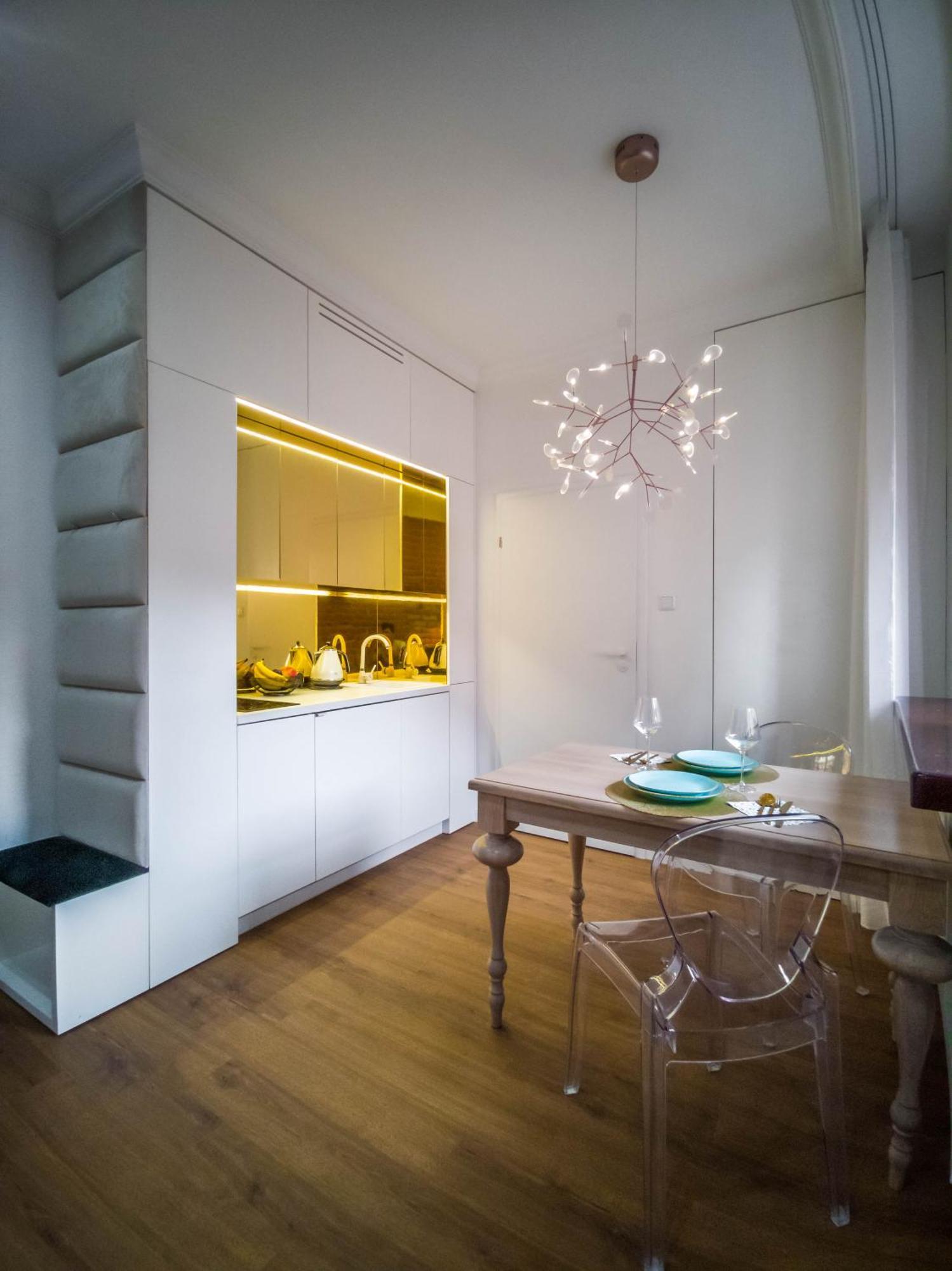 Apartment Numer 6 *